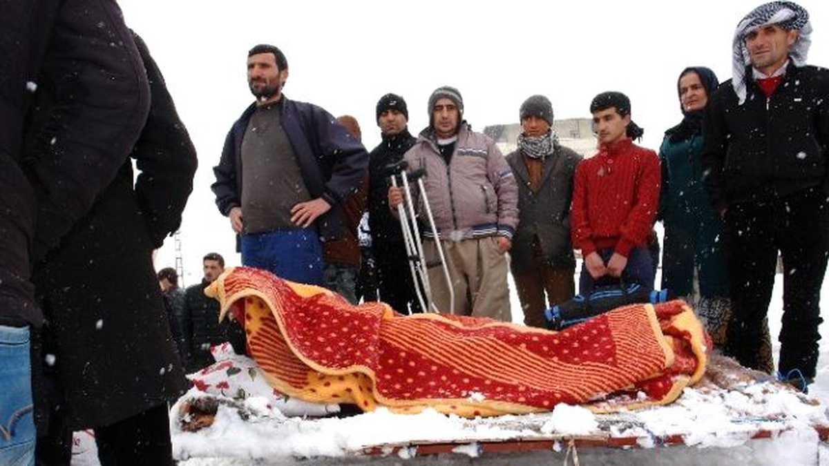 Mahalleli Hasta Kadını 1 Kilometre Kızakla Taşıdı