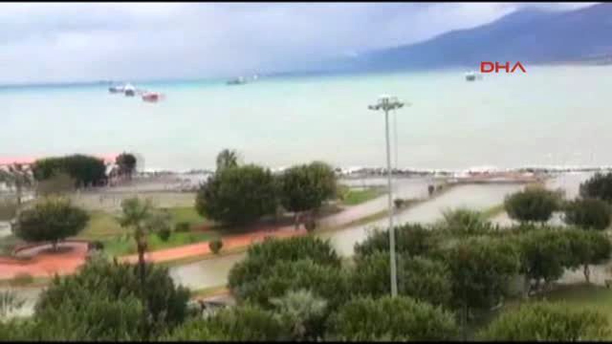 Hatay - Karayolundaki Yön Tabelaları Otomobilin Üzerine Devrildi: 3 Yaralı