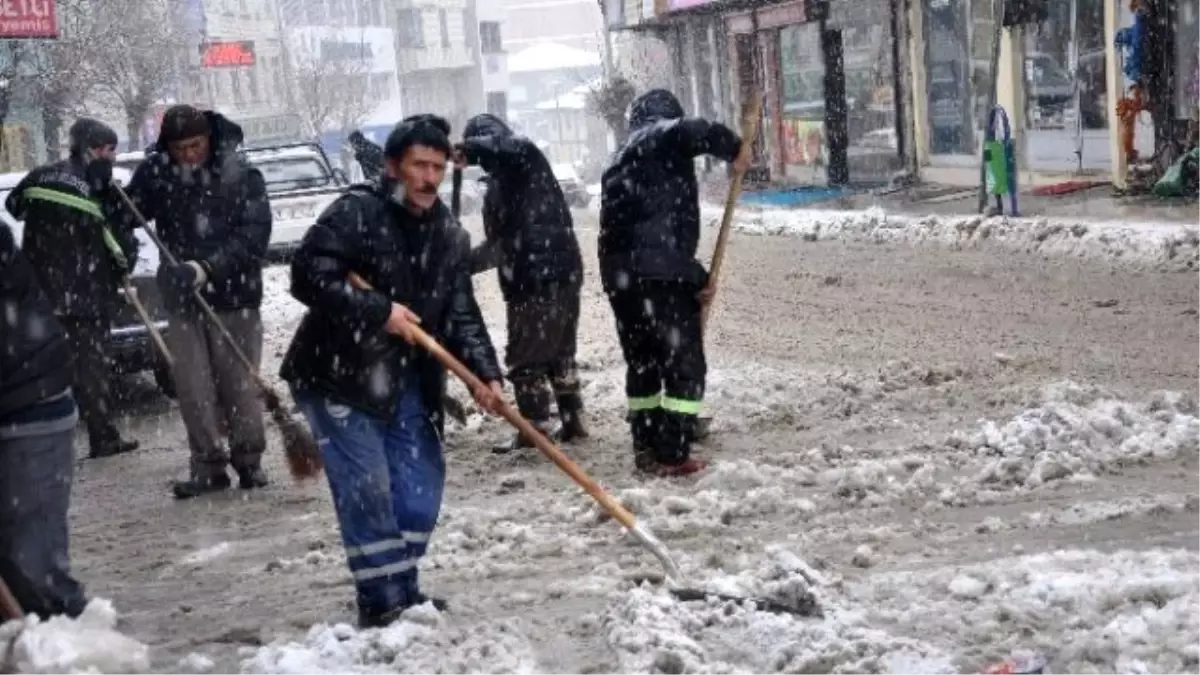 Ilgaz Belediyesi\'nden Hummalı Kar Çalışması