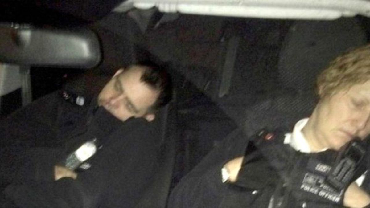 İngiliz Polisler, Görev Başında Uyudu