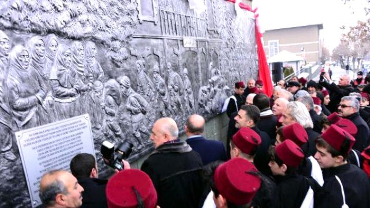 Kahraman Çocuklar Rölyefi Erzurum Lisesi\'nin Duvarına Asıldı