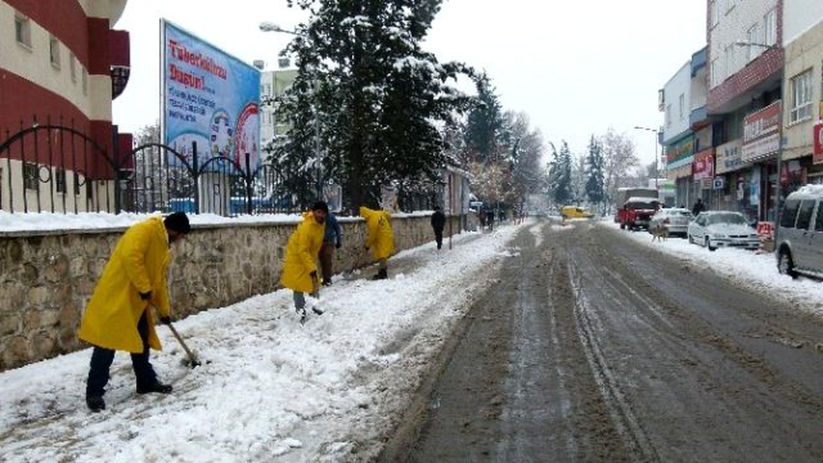Kahta Belediyesi\'nin Karla Mücadelesi Sürüyor