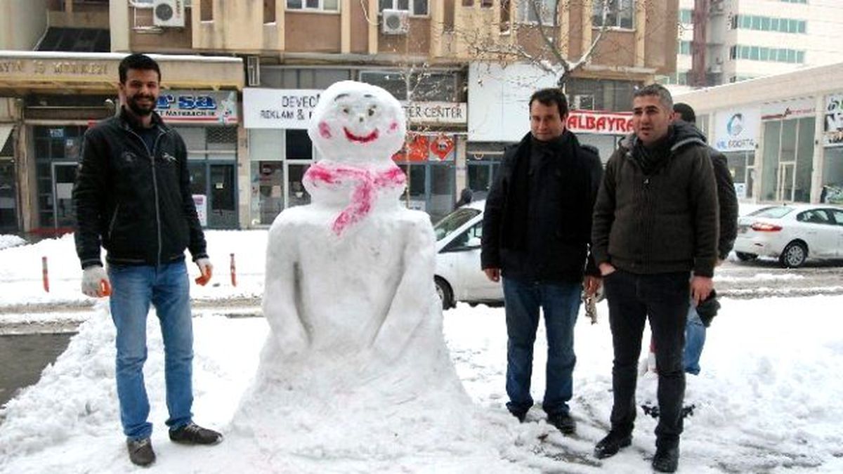Kar Sevinci Yaşayan Esnaf Kardan Kız Yaptı