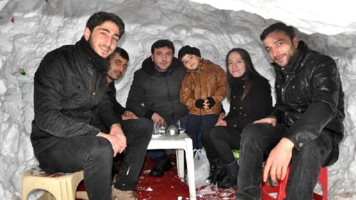 Kar Tünelinde Çay Keyfi