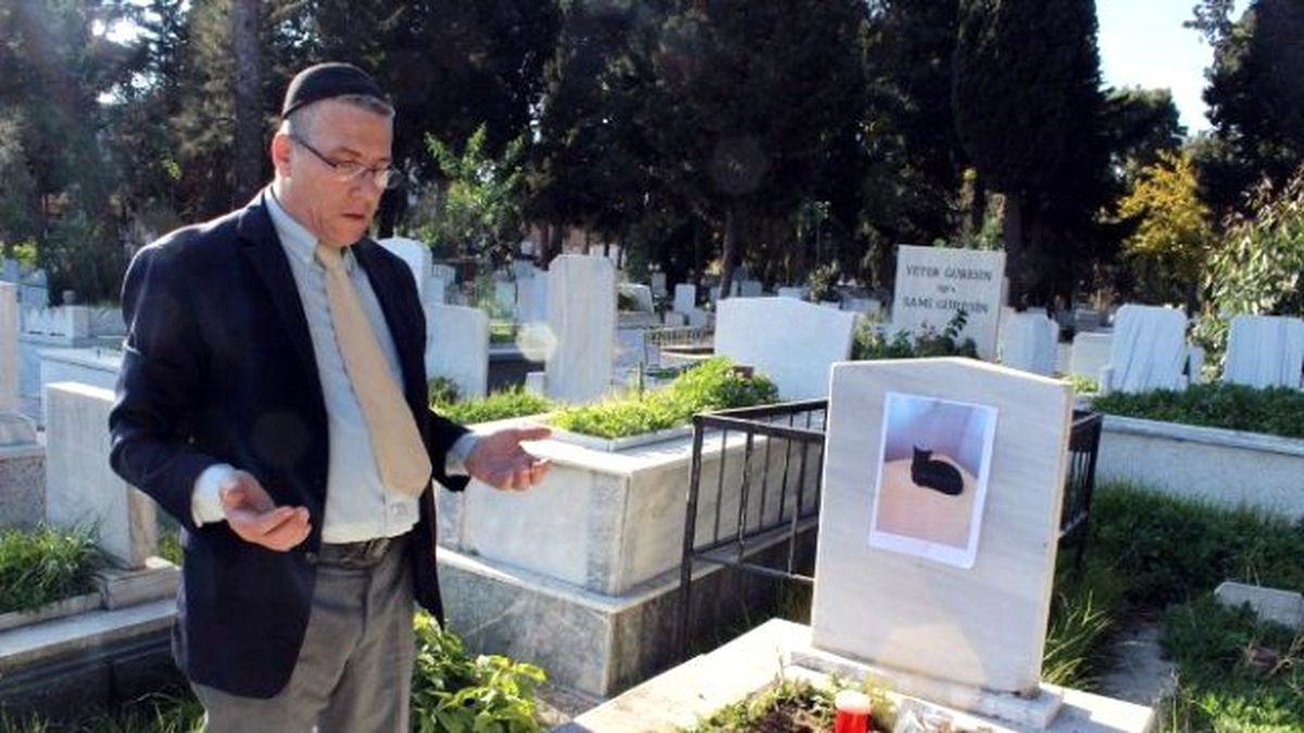 Hayvansever Vatandaş, Kedisini Kayınpederinin Mezarına Gömdü