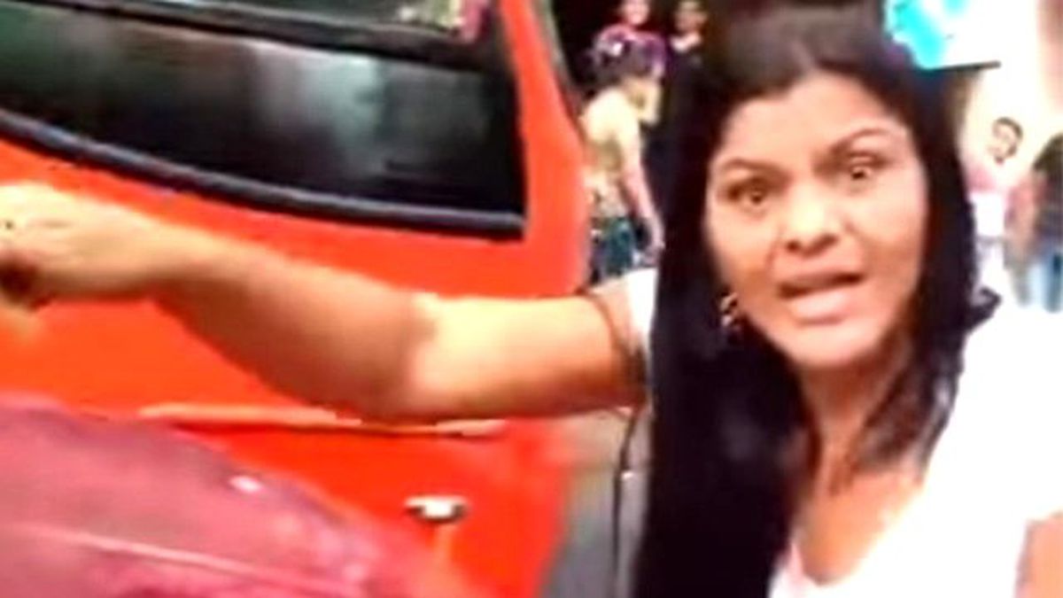 Kocasını Metresiyle Arabada Yakaladı, Ortalığı Birbirine Kattı