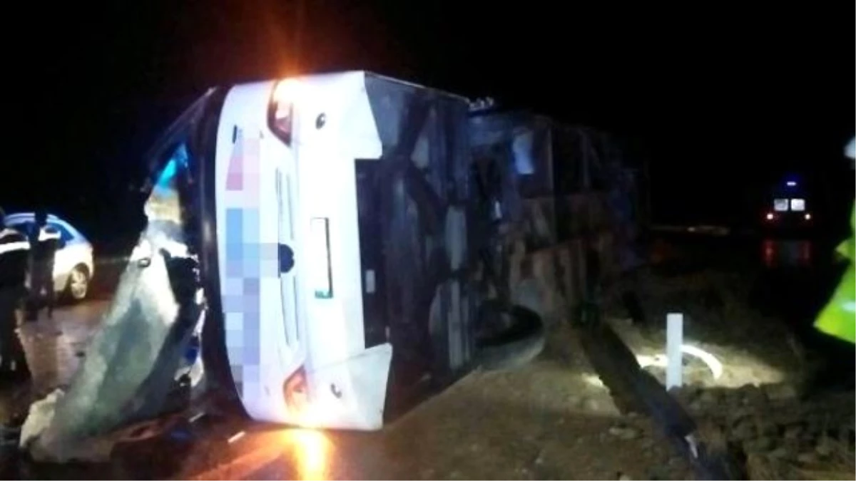 Konya\'da Devrilen Otobüse Bir Başka Otobüs Çarptı: 6 Ölü, 24 Yaralı(Yeniden)