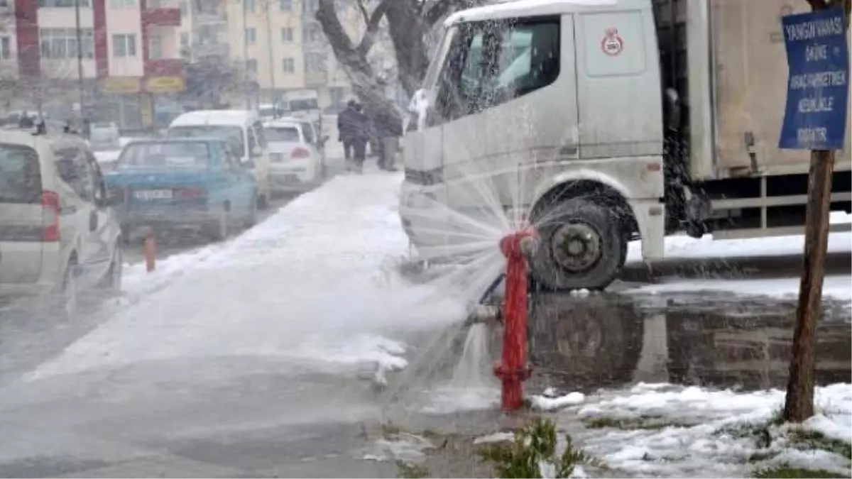 Patlayan Su Vanası ile Araçlarını Böyle Yıkadılar