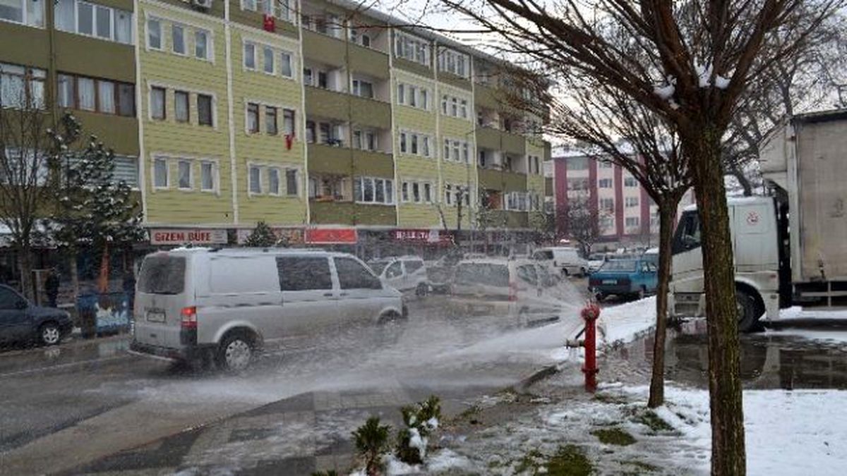 Patlayan Su Vanası Sürücülere Yaradı