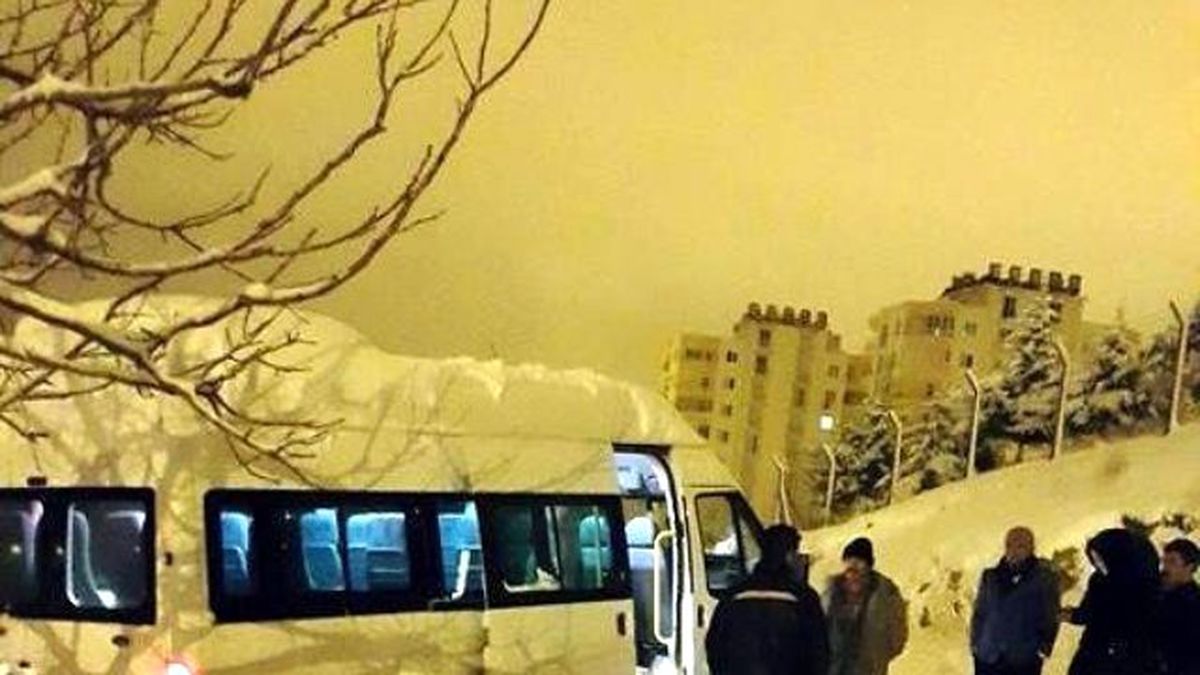 Sağlık Personellerini Taşıyan Minibüs Kara Saplandı