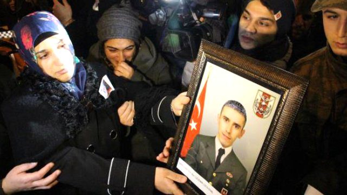 Şehit Eşi, \'Sen Gittin Senin Yerine Oğlun Gelecek\' Diye Ağıt Yaktı