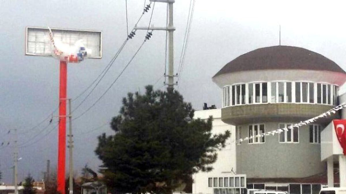Şiddetli Rüzgar Totemdeki Dev Brandayı Yerinden Söktü
