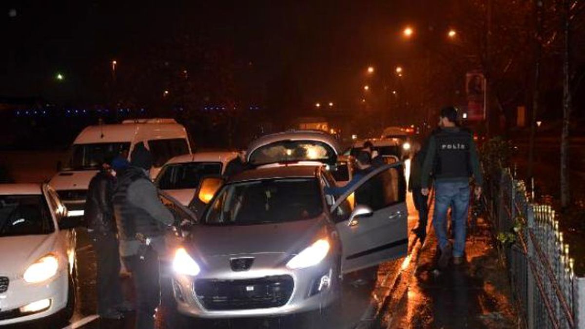 Dur İhtarına Uymayan Araca Polis Ateç Açtı