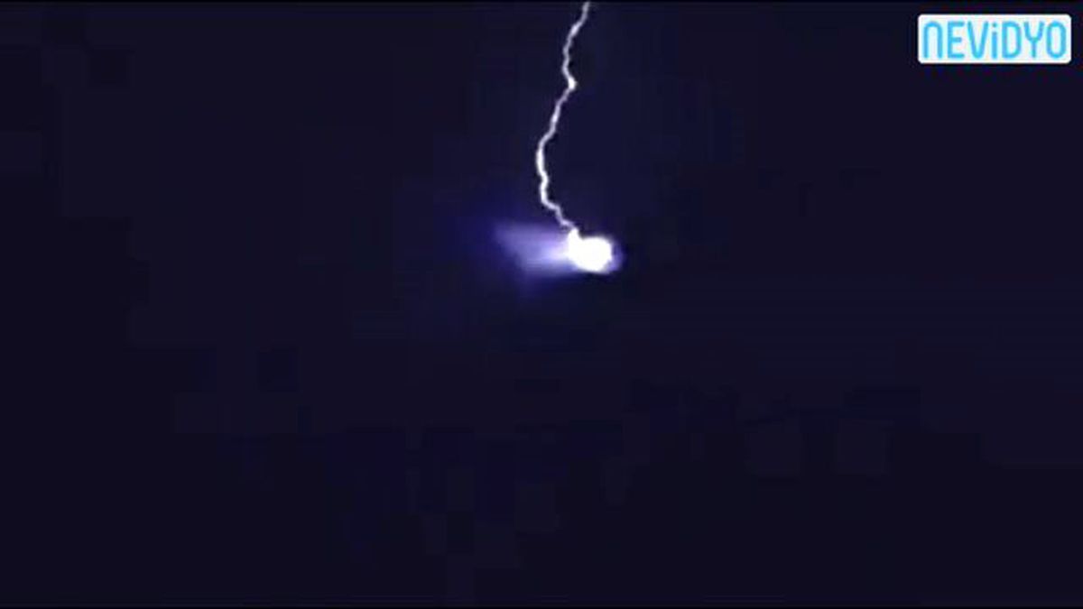 Sosyal Medya Ufo\'ya Yıldırım Çarptığı İddia Edilen Videoyu Konuşuyor