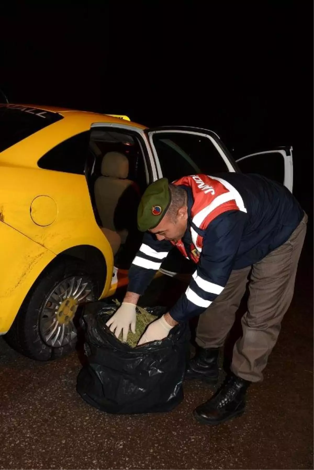 Ticari Takside 9 Kilo Esrar Ele Geçirildi