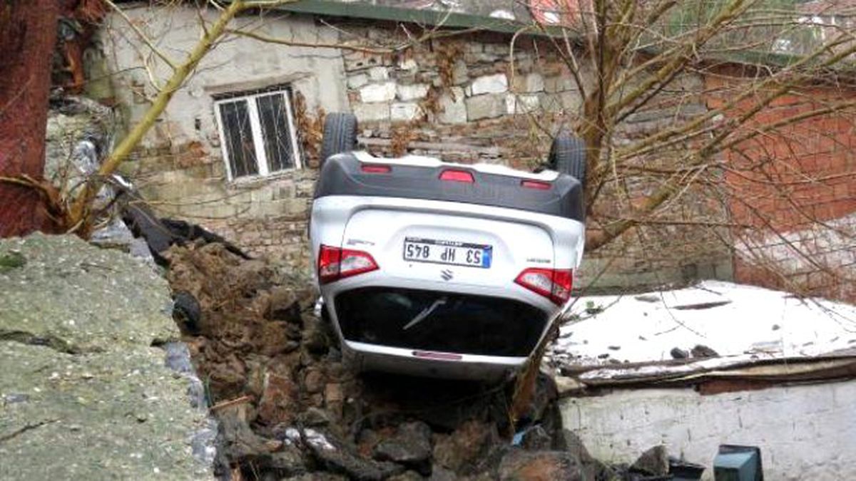 Yol Çöktü, Araç Bahçeye Düştü