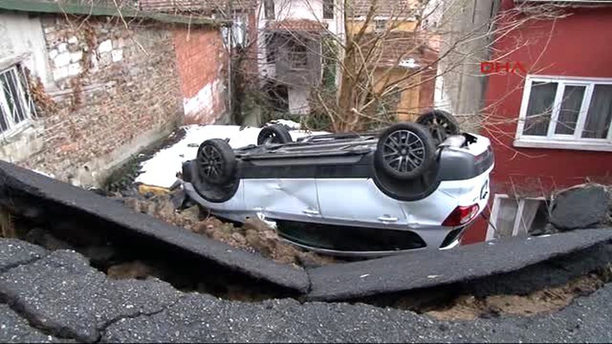 Üsküdar\'da Yol Çöktü, Araç Bahçeye Düştü