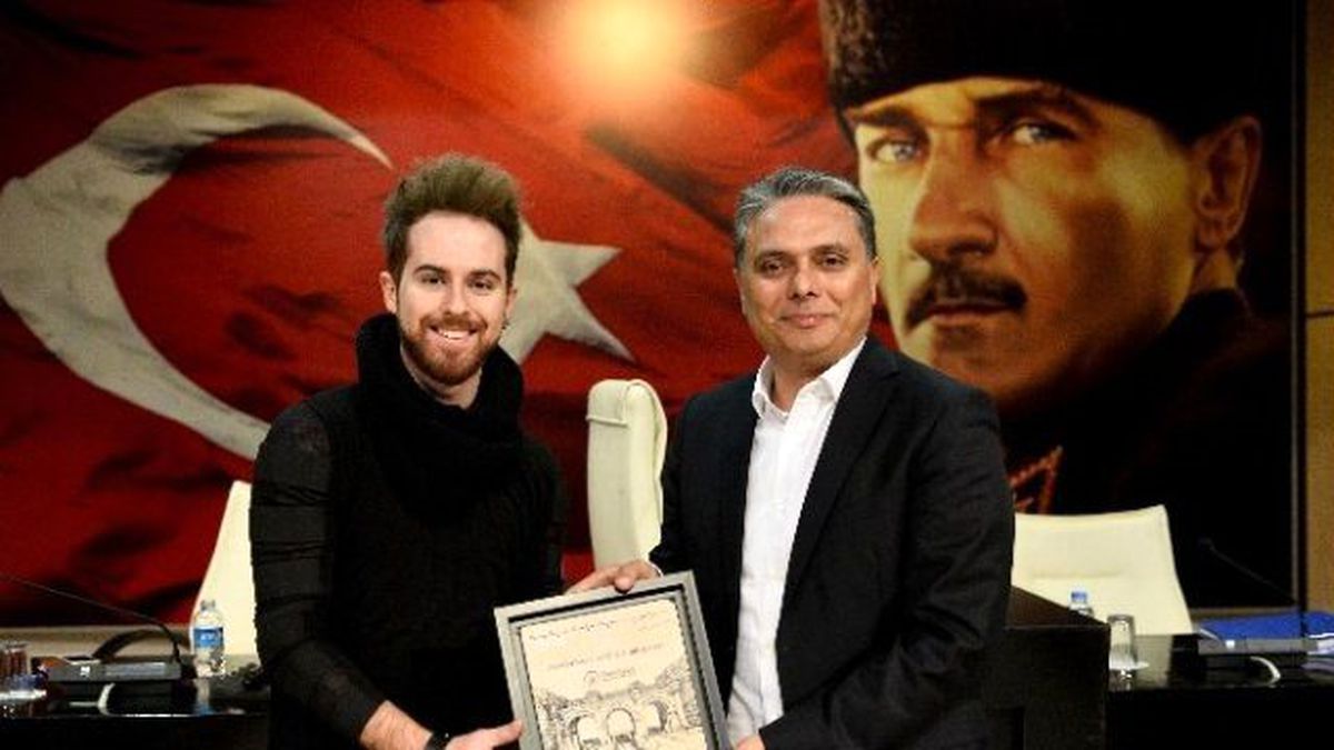 Uysal\'dan Görkem Durmaz\'a Anı Plaketi