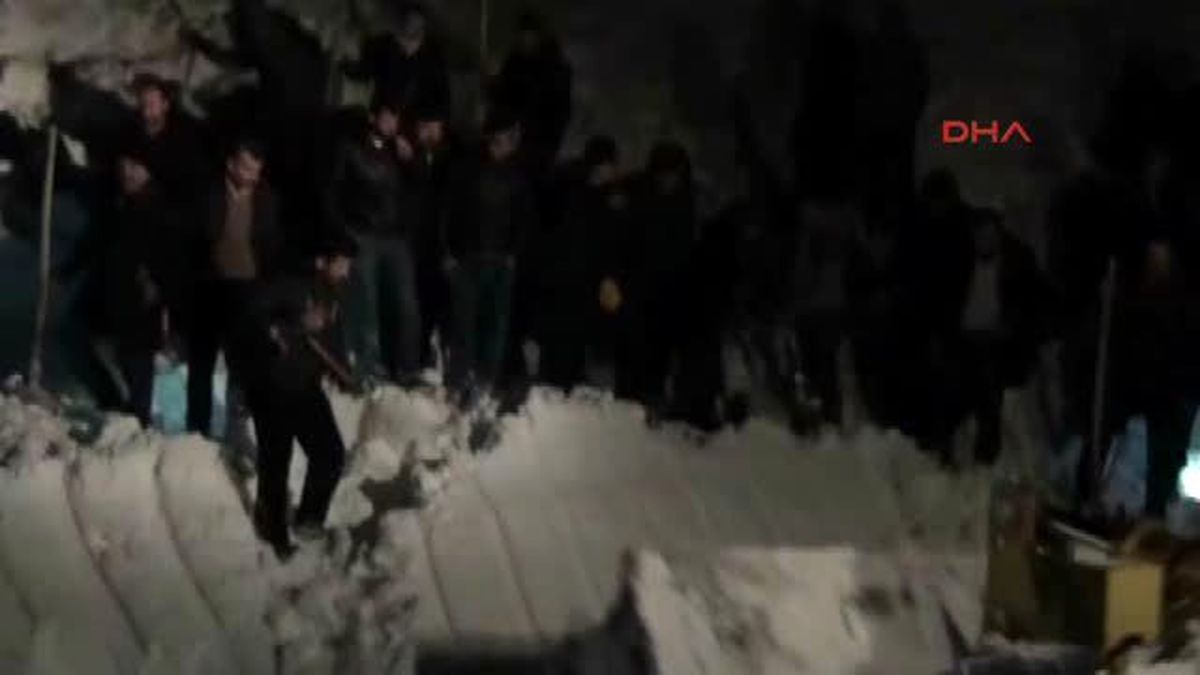 Kara Saplanan Minibüsün Üzerine Çığ Düştü! 1 Ölü