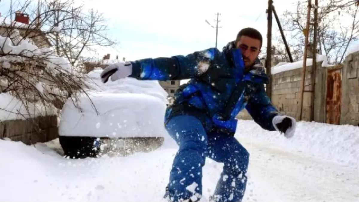 Van Sokaklarında Snowboard Yaptı