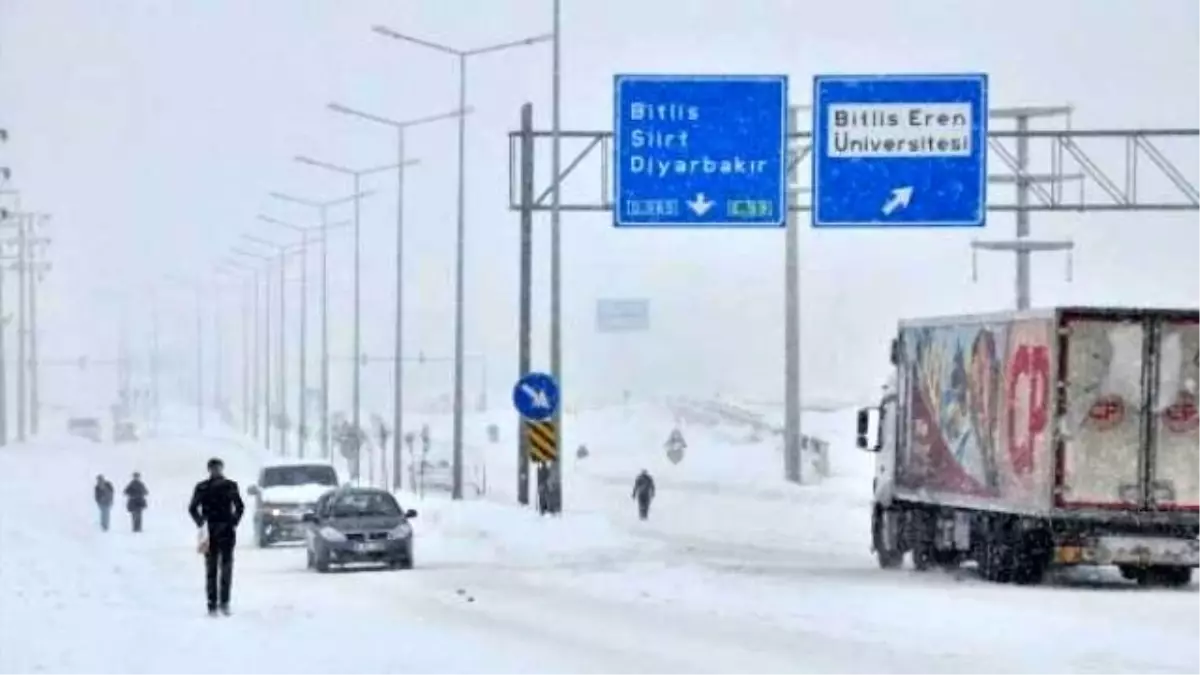 Van ve Bitlis\'te Karla Mücadele Sürüyor