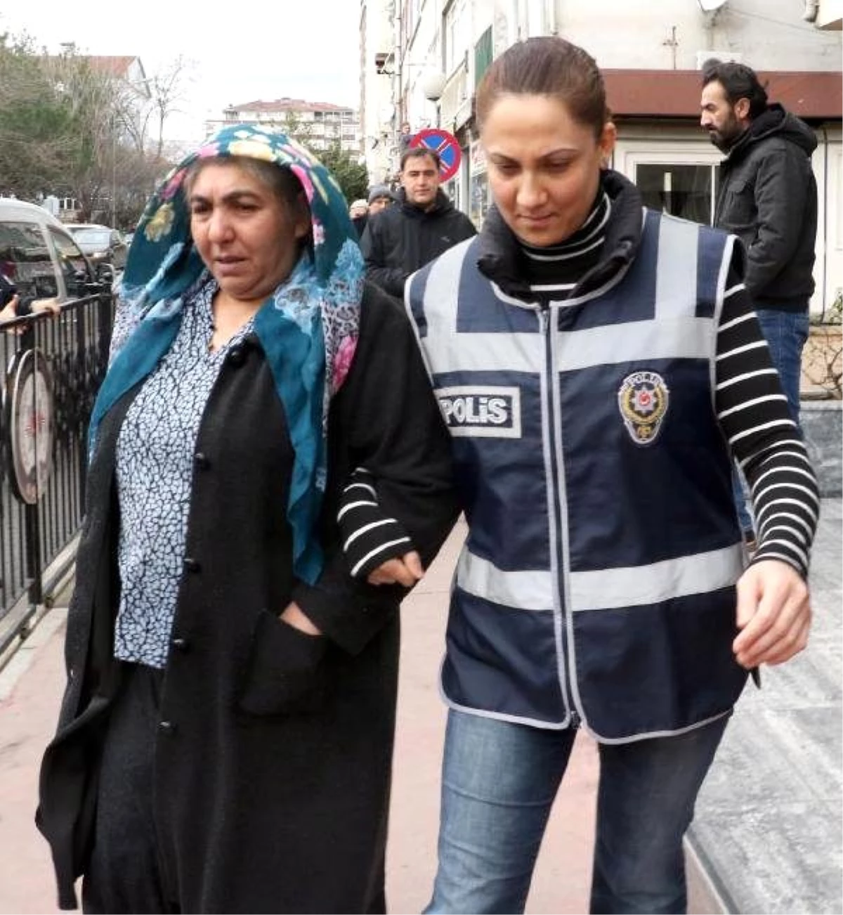Yaşlı Kadının Evini Soyan Anne ve Oğlu Tutuklandı