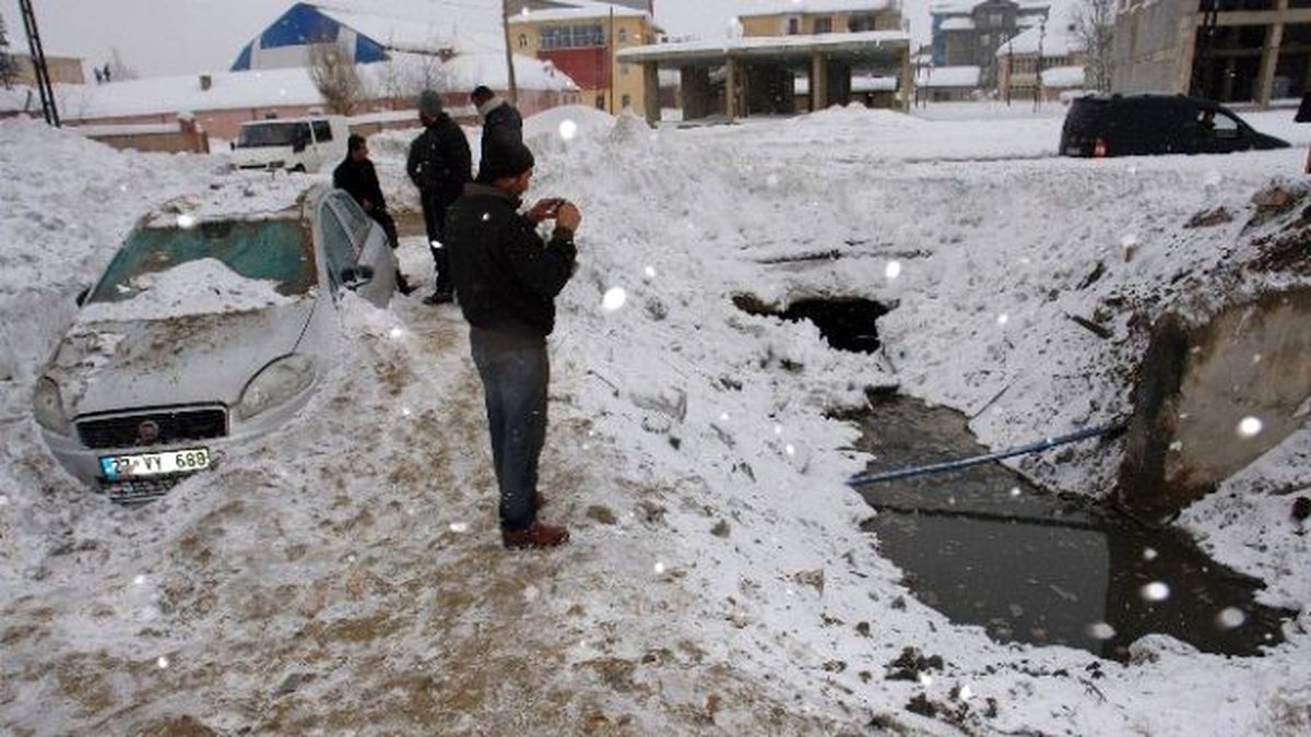 Yüksekova\'da Polis Aracına Bombalı Saldırı
