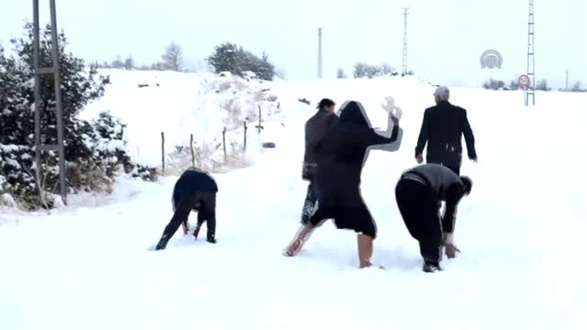 Yurtta Kış - Kilis\'te Kar Yağışı Nedeniyle 25 Köy Yolunda Ulaşım Sağlanamıyor