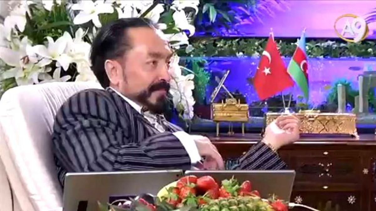 Adnan Oktar'ın Çalmayan Gitarı Kedicikleri Kendinden Geçirdi