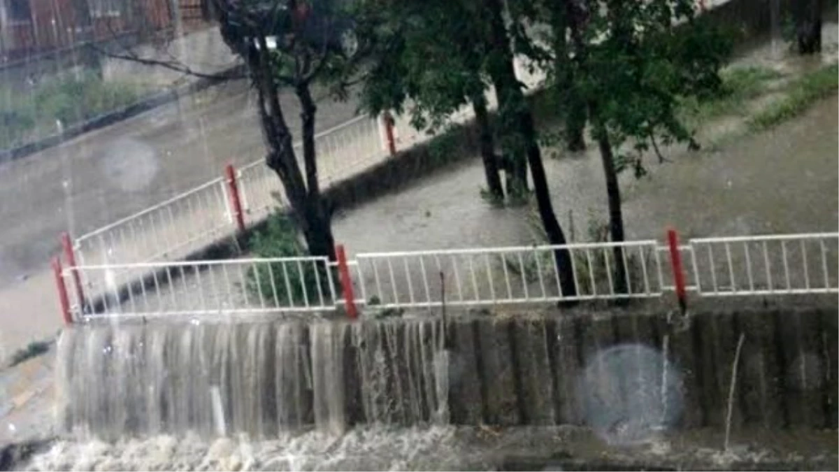 Ankara\'nın Polatlı İlçesinde Sağanak Yağış, Sele Dönüştü