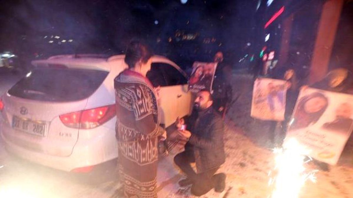 Basın Mensubundan Afişli Evlenme Teklifi