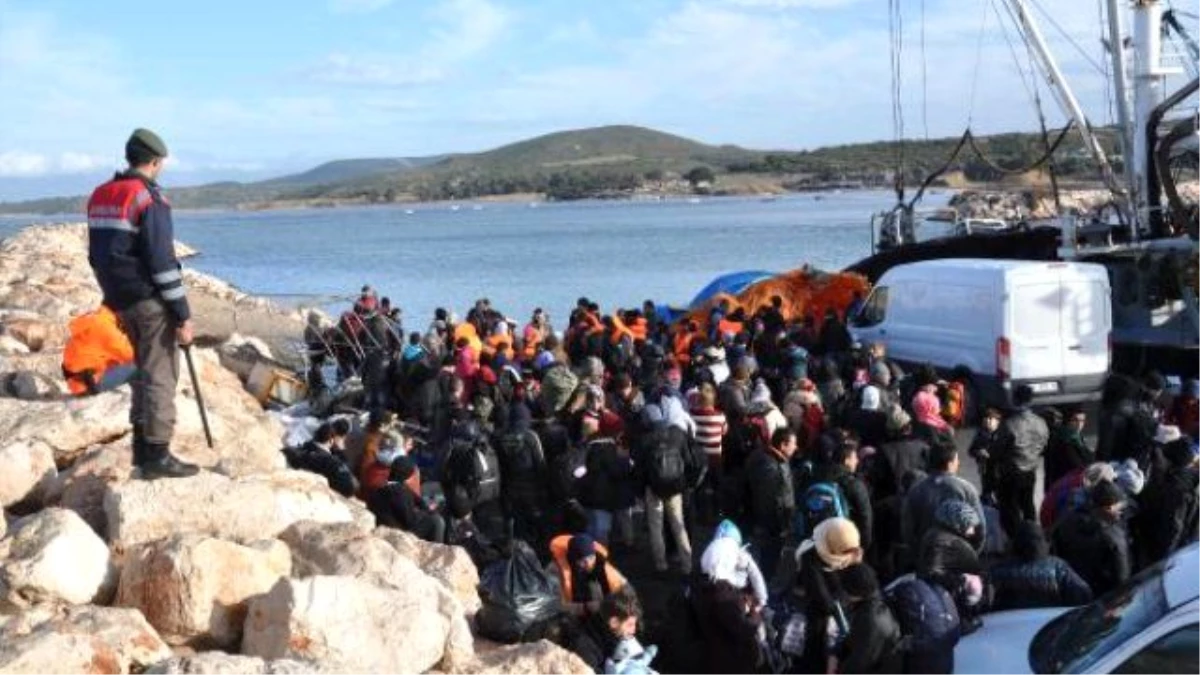 Batmak Üzere Olan Teknedeki 208 Kaçağı Sahil Güvenlik Kurtardı