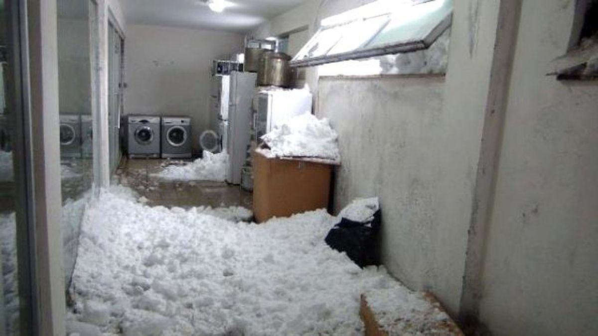 Bitlis\'te Çatıdan Düşen Kar Kütlesi 6 İşyerine Zarar Verdi