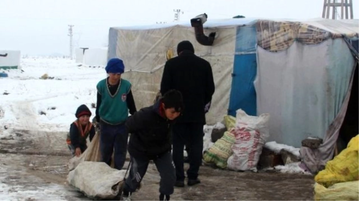 Çadırda Yaşayan Suriyeli Ailelere Giyim ve Yakacak Yardımı Yapıldı