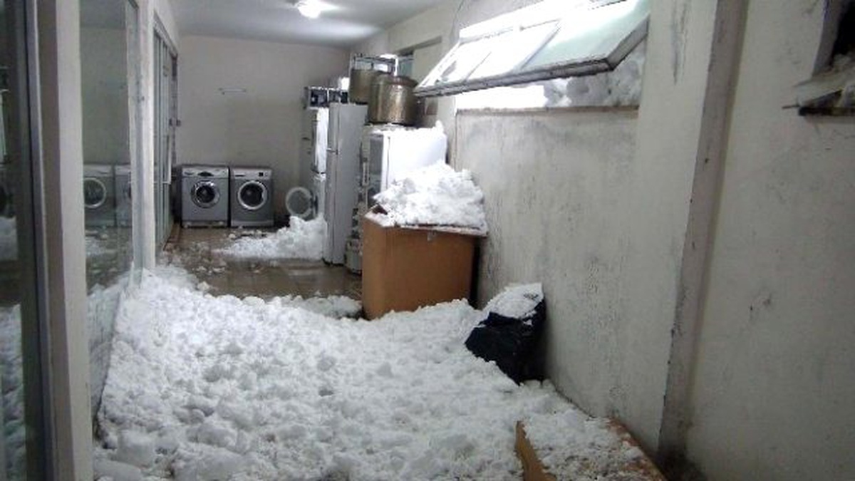 Çatılardan Düşen Kar İş Yerlerine Zarar Verdi