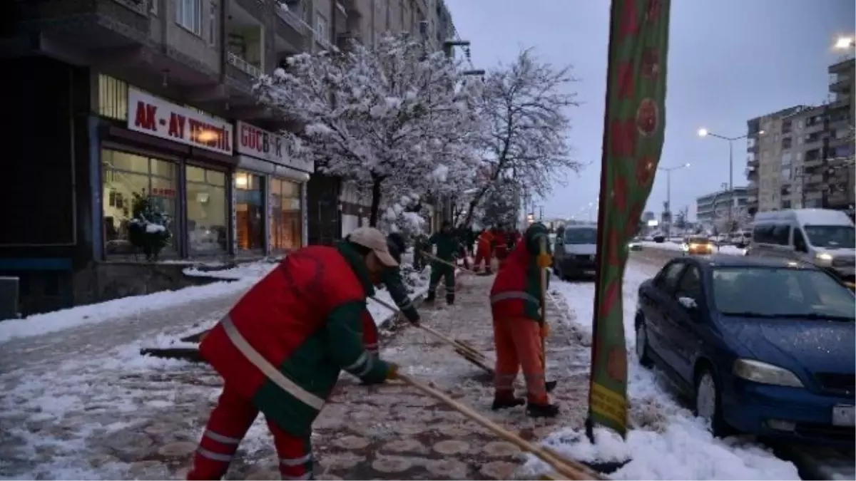 Diyarbakır Büyükşehir Belediyesi, Kar Temizleme Çalışmalarına Devam Ediyor