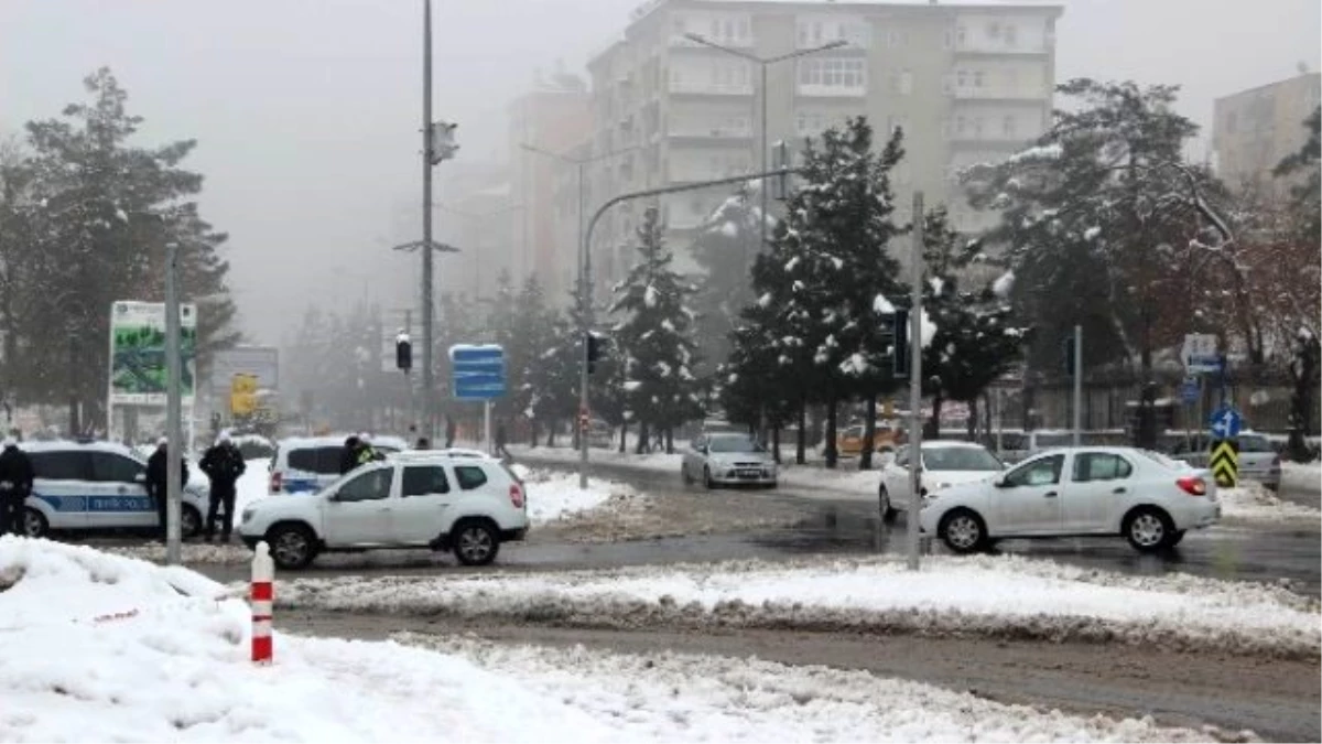 Diyarbakır\'da Sis Hayatı Olumsuz Etkiledi