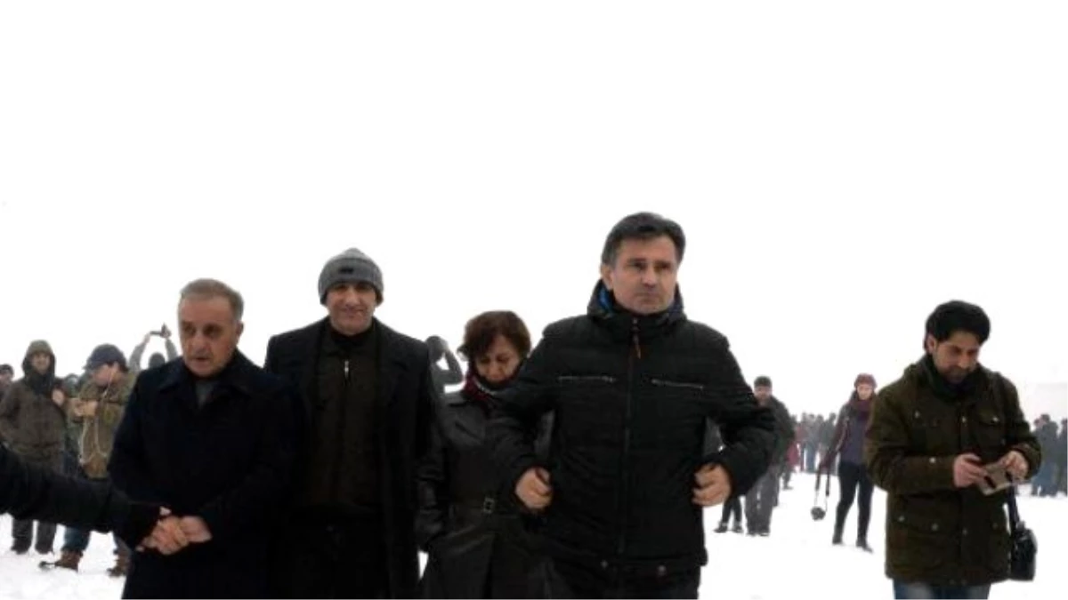 Diyarbakır\'da Sur\'a Yürümek İsteyen Gruba Polis Müdahalesi