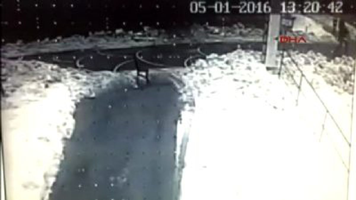 Aşırı Kar Yağışına Dayanamayan 3 Katlı Ahşap Bina Çöktü