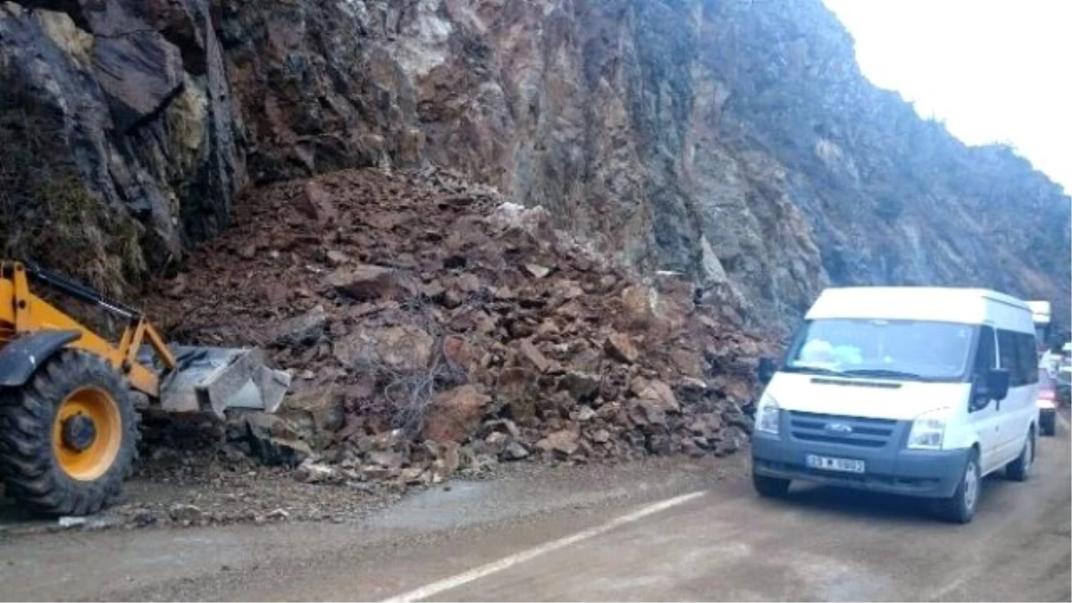 Gümüşhane-giresun Karayolunda Heyelan