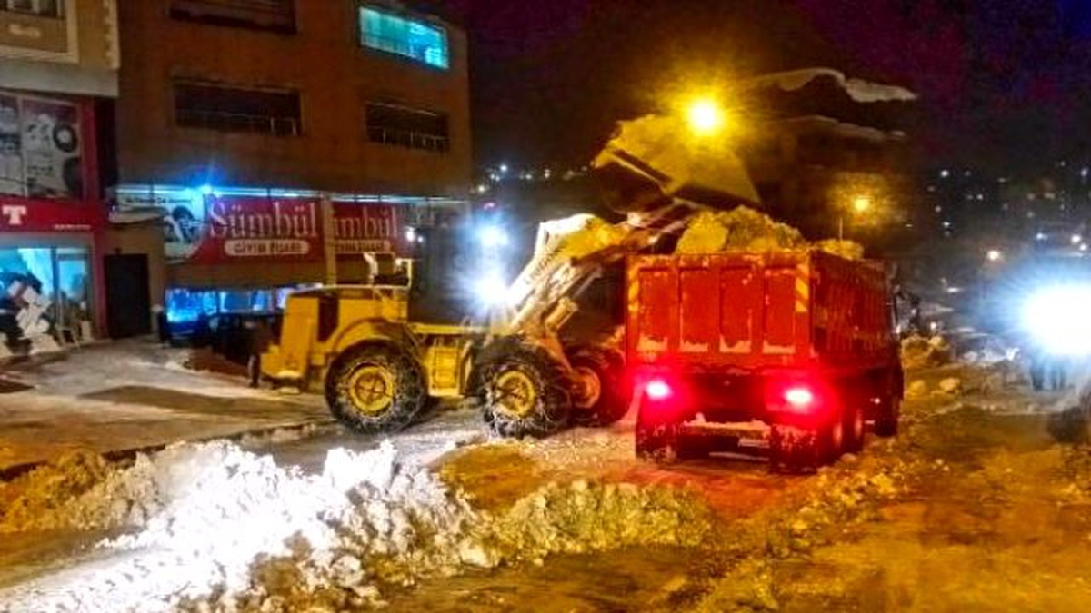 Hakkari\'de Kamyonlarla Kent Dışına Kar Taşındı