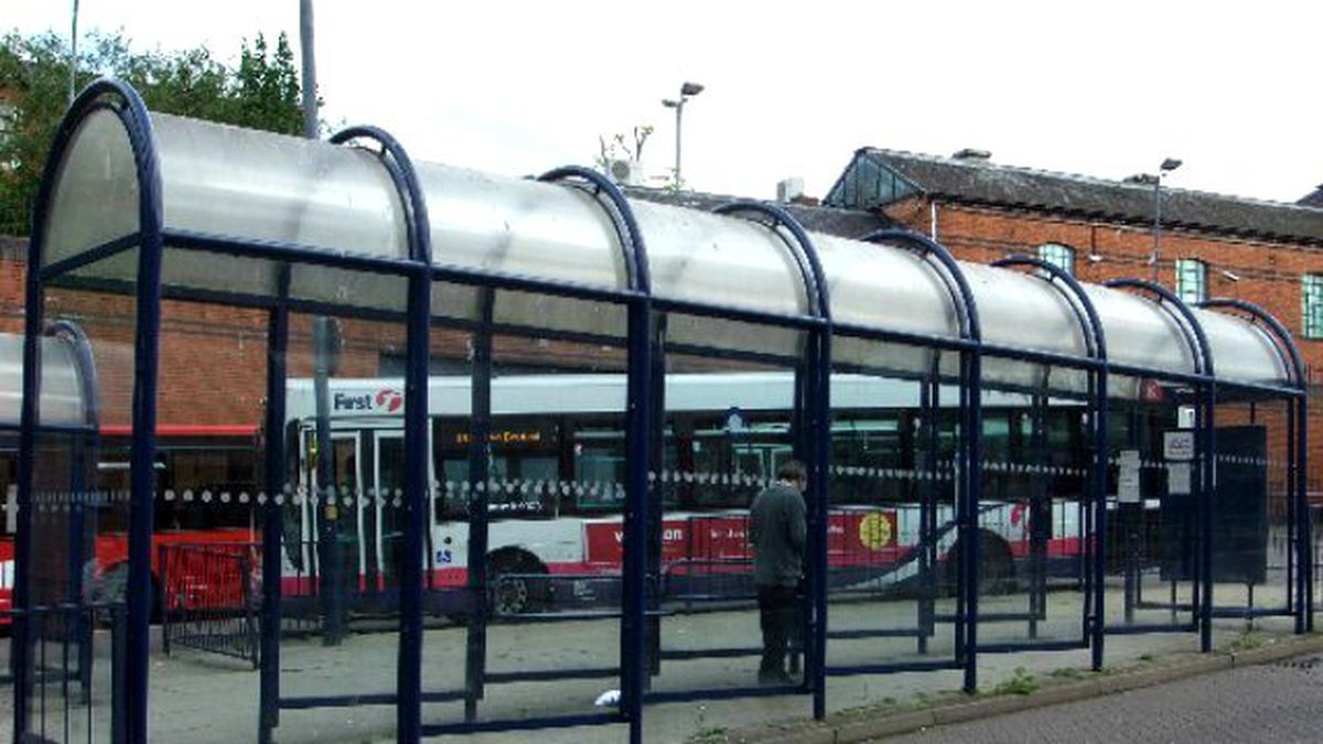 İngiltere'de İki Genç Kız, Savunmasız Adama Saldırdı