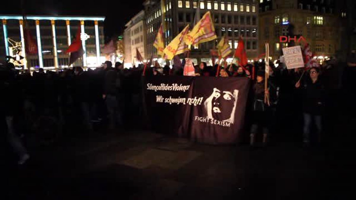 Köln\'deki Taciz Olayları Kadınlar Tarafından Protesto Edildi