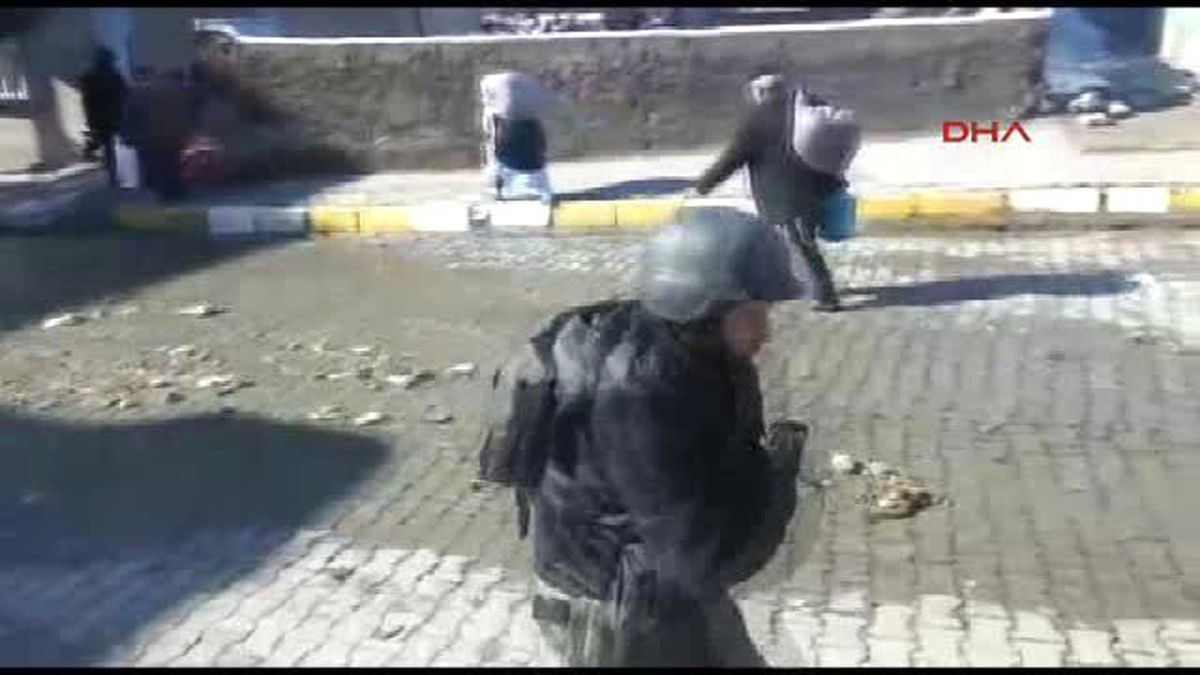 Mehmetçik, Silopi\'de Ateş Altında Kalan Vatandaşlara Böyle Yardım Etti