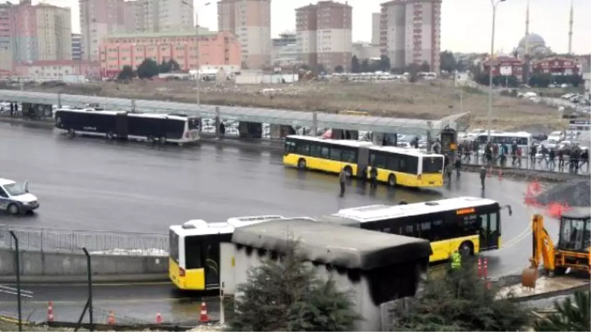 Metrobüs Durağı Korku Dolu Dakikalar