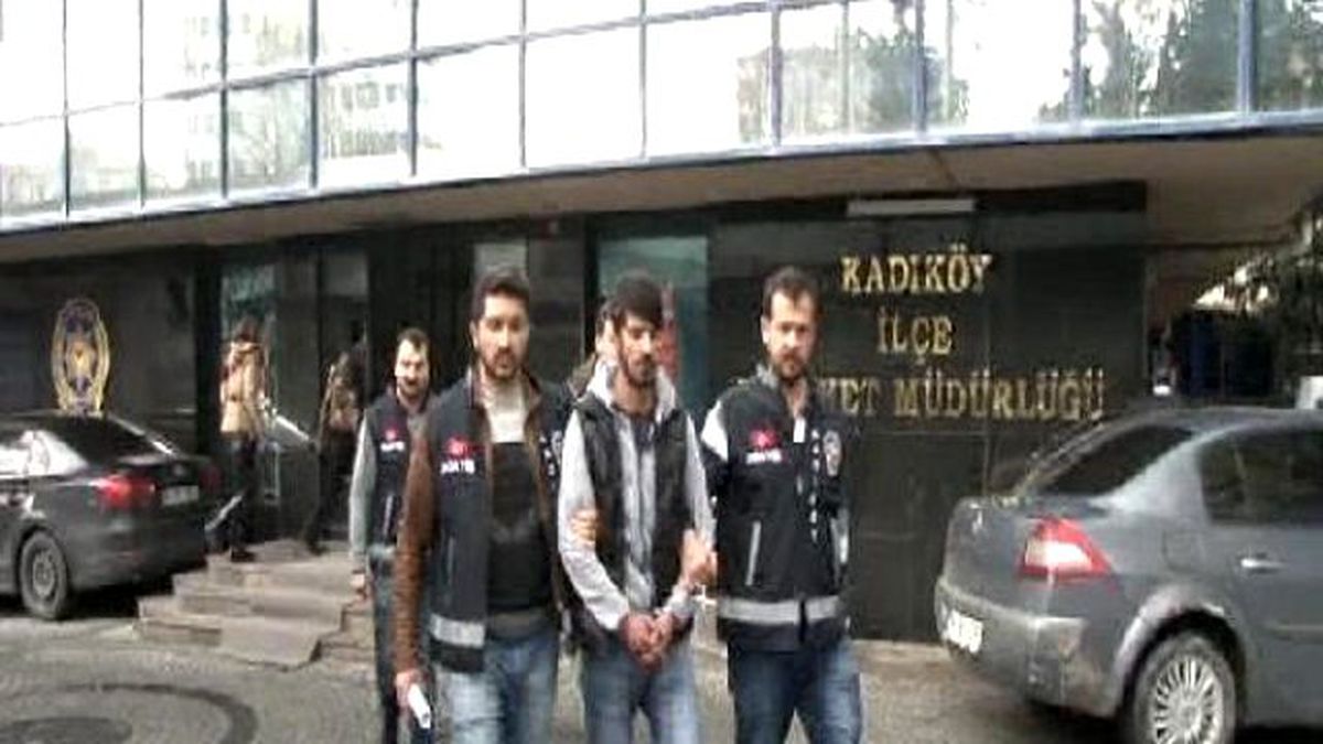 Metrobüs Durağındaki 2 Şüpheliden 2,5 Kilo Uyuşturucu Çıktı