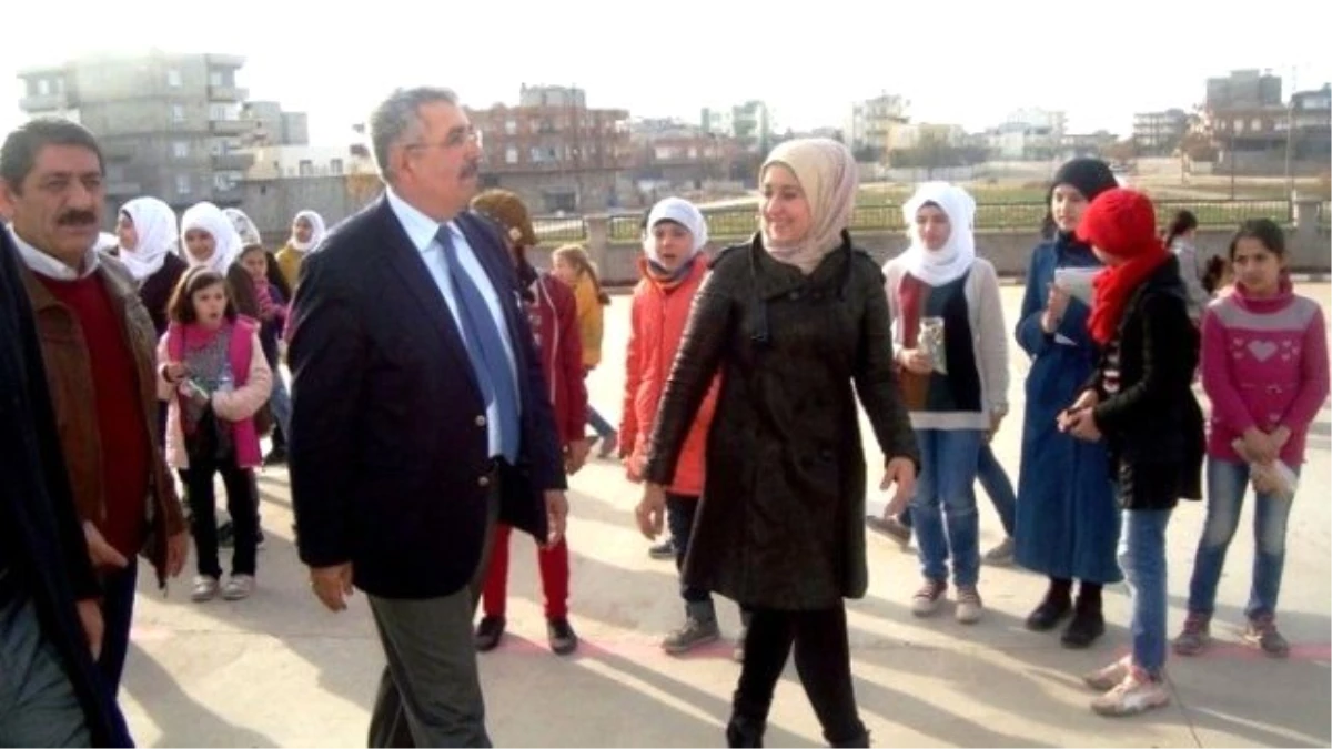 Milli Eğitim Müdürü Cengiz Gündeş\'ten Mülteci Okuluna Ziyaret