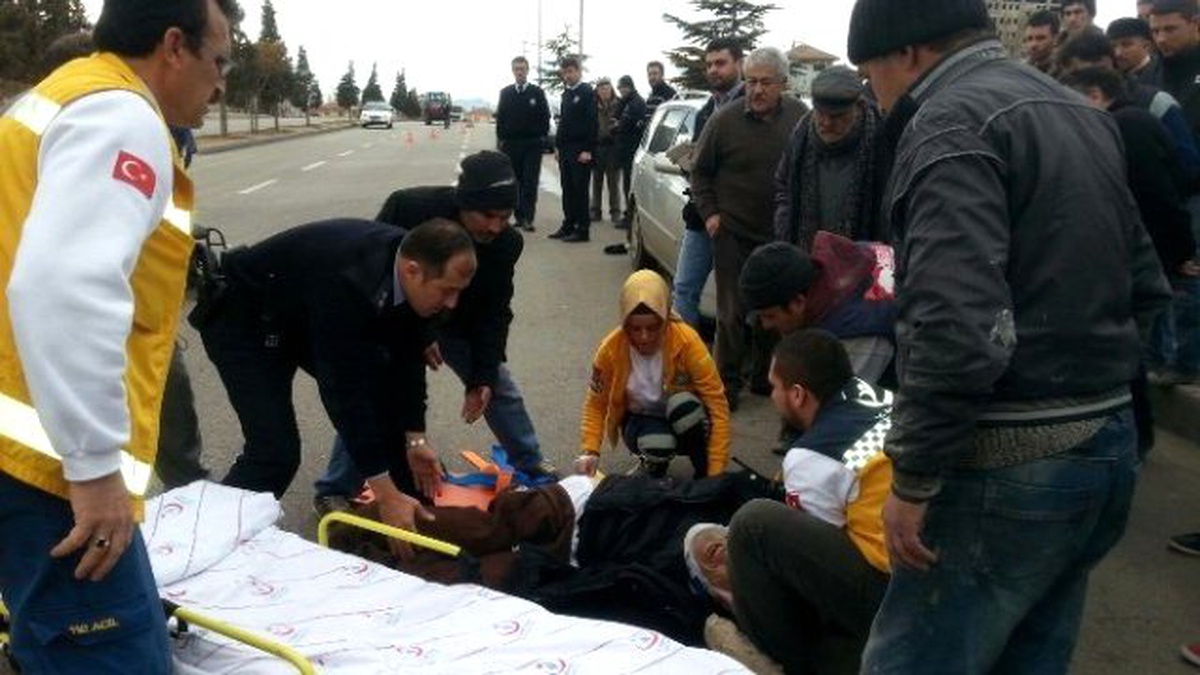 Otomobil Elektrikli Bisiklete Çarptı: 1 Yaralı