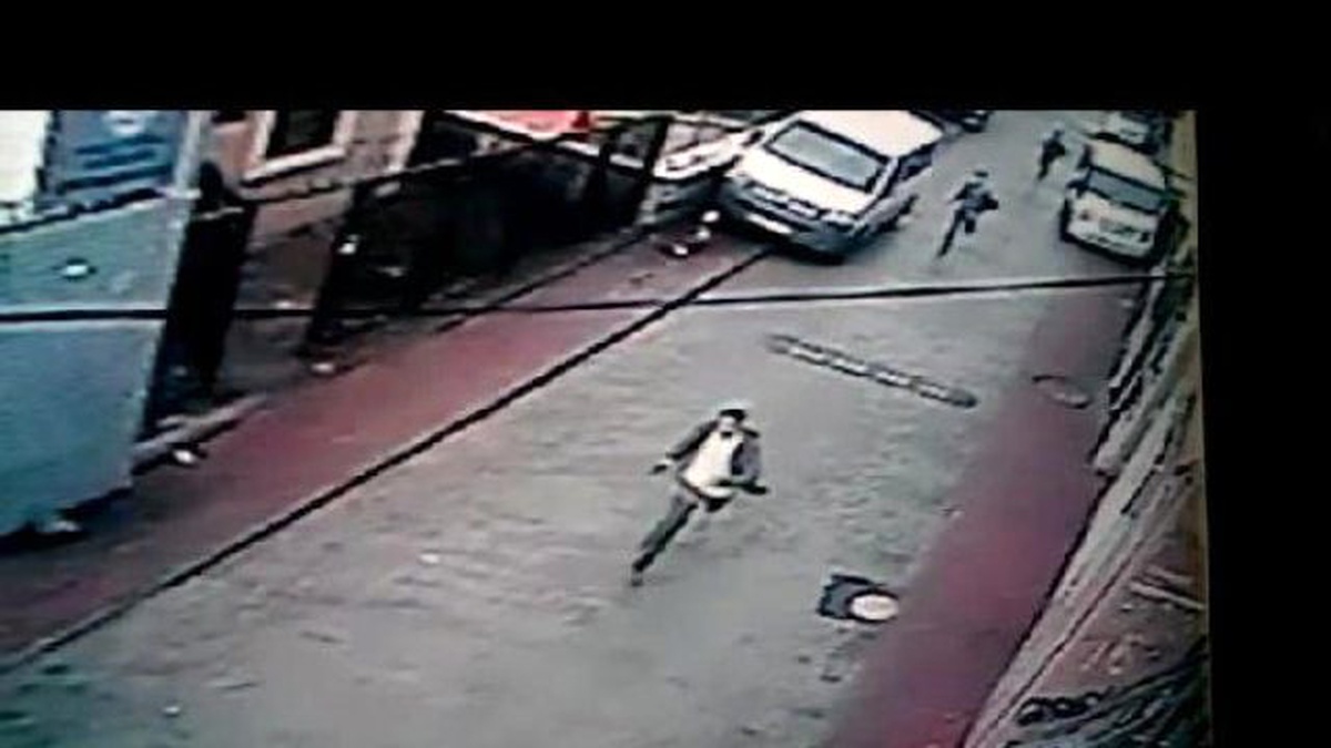 Şüpheli 3 Kişi Kaçarken Güvenlik Kamerasına Yakalandı