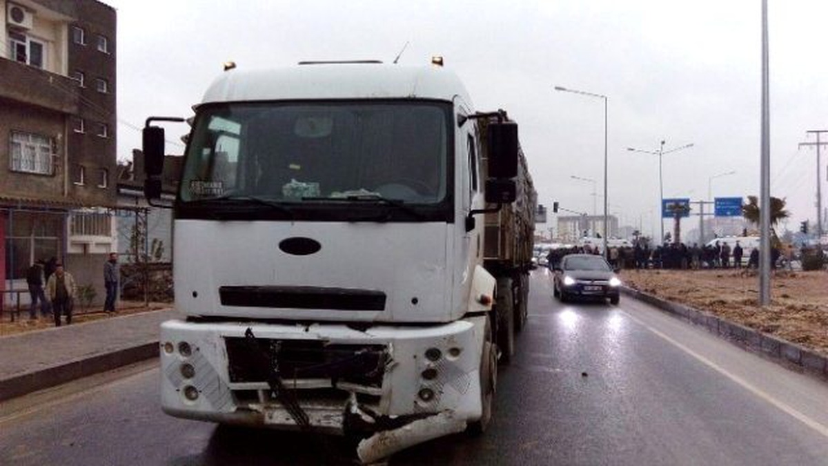 Tır ile Otomobil Çarpıştı: 2 Ölü, 3 Yaralı